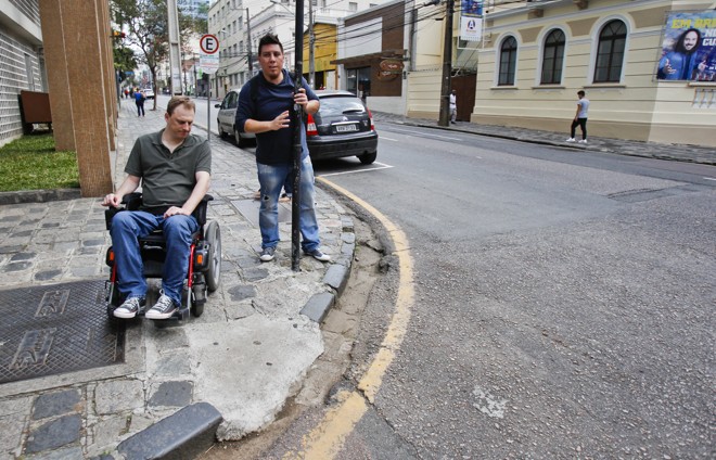 Fagner Zadra e Márcio Valadares na prova de obstáculos para chegar à Rua 24 Horas. | Daniel Castellano/Gazeta do Povo