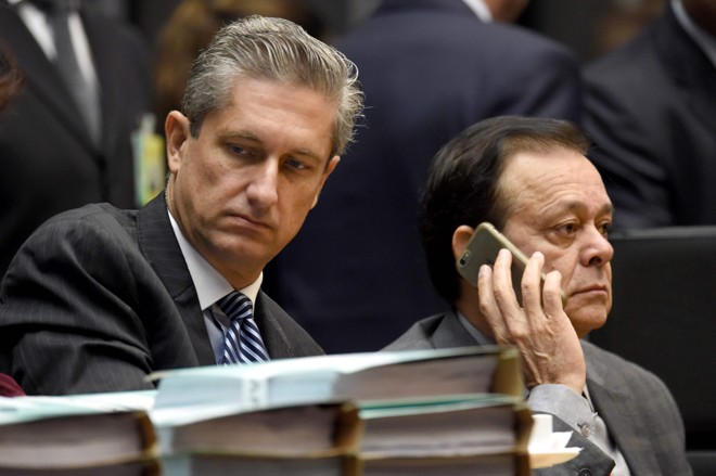 Deputados Rogério Rosso (esquerda), presidente da comissão especial do impeachment, e Jovair Arantes (direita), relator do processo. | EVARISTO SA/AFP