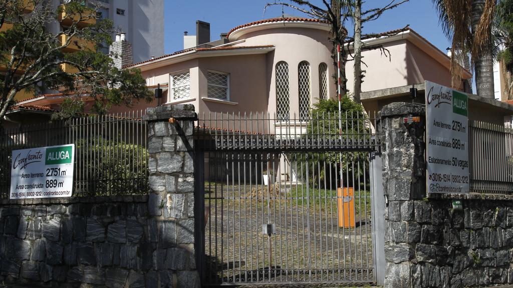 Residências disponíveis para locação em Curitiba: uso comercial exige adequações e é quase um caminho sem volta. | Aniele Nascimento/Gazeta do Povo
