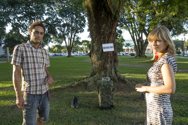 Os turistas Carlos Graça e Liisi Kula acompanharam toda a rota de performances e captaram a mensagem. | Hugo Harada/Gazeta do Povo