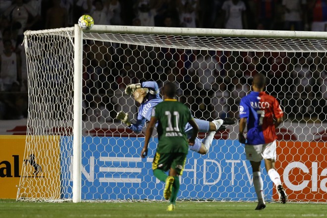 Antes do intervalo, o Estanciano deixou a Vila Capanema em pânico. A cobrança de falta bateu na trave do goleiro Marcos, que nada pôde fazer. Por sorte, no rebote, a conclusão também não encontrou o caminho do gol. | Albari Rosa/Gazeta do Povo