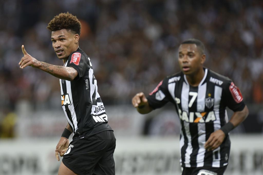 Júnior Urso e Robinho, do Atlético-MG, durante a contundente vitória sobre o Melgar, pela Libertadores. | Douglas Magno/AFP