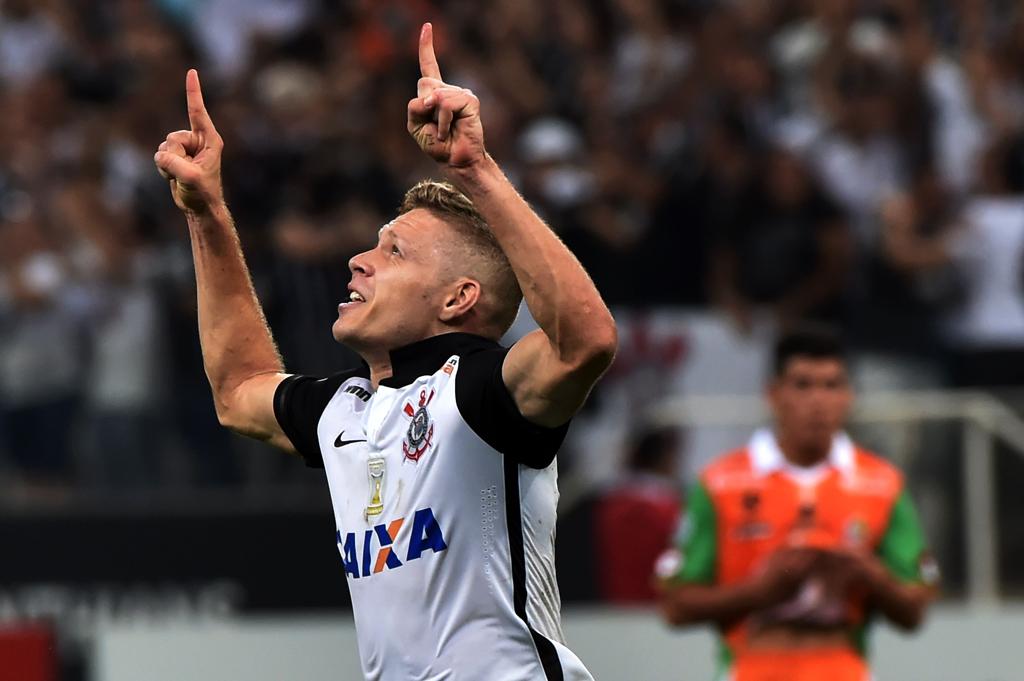 O meia Marlone, do Corinthians, marcou dois gols no 6 a 0 sobre o frágil Cobresal, um deles em um belo arremate de voleio. | Nelson Almeida/AFP