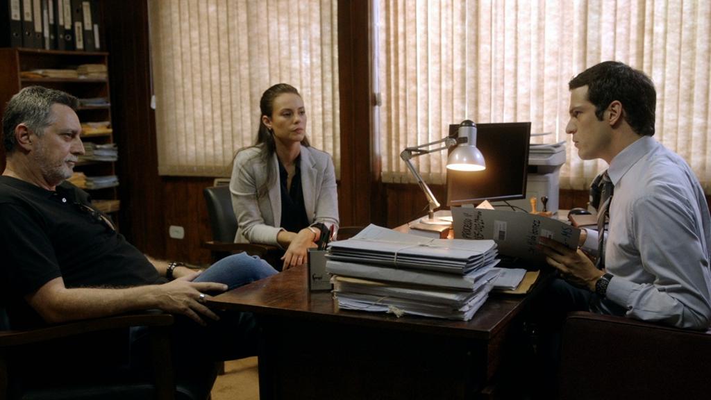 Mateus Solano (à direita) interpreta juiz que confronta poderosos na fronteira Brasil-Paraguai. | Divulgação