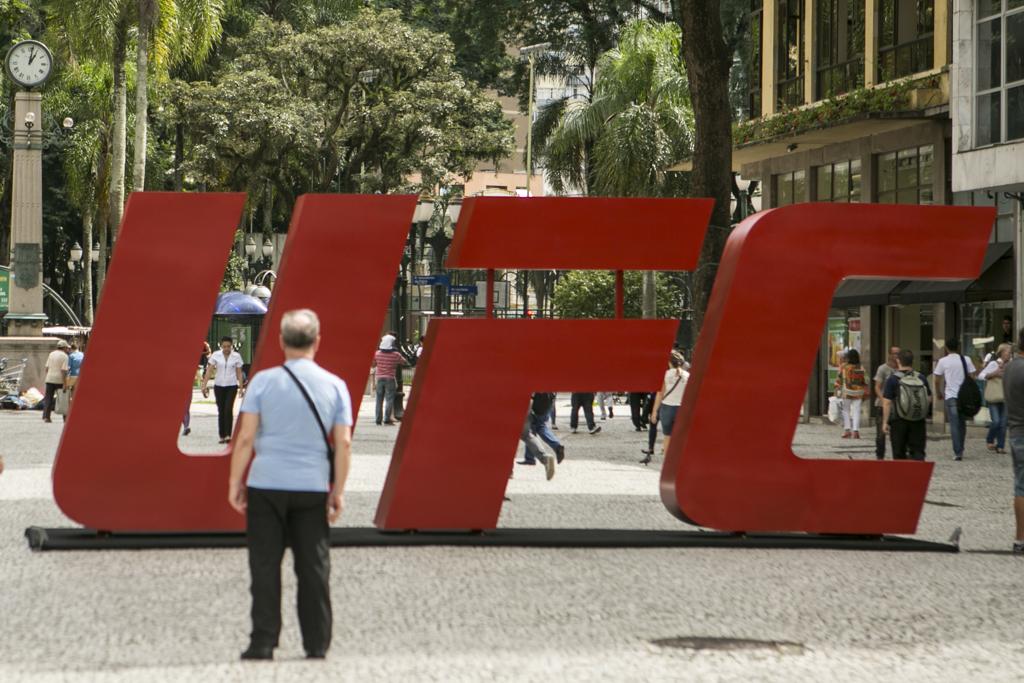 Letreiro gigante do UFC na Rua XV atraiu os olhares de muitos curiosos. | Marcelo Andrade/Gazeta do Povo