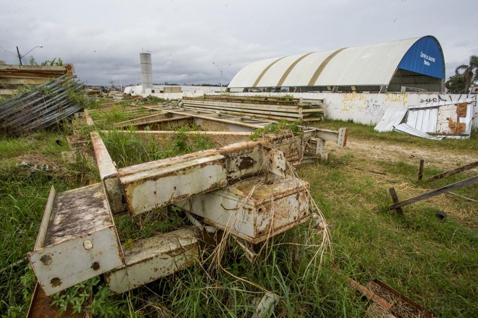 Peças do velódromo utilizado no Pan de 2007 estão em terreno  na RMC há 22 meses. | Hugo Harada/Gazeta do Povo