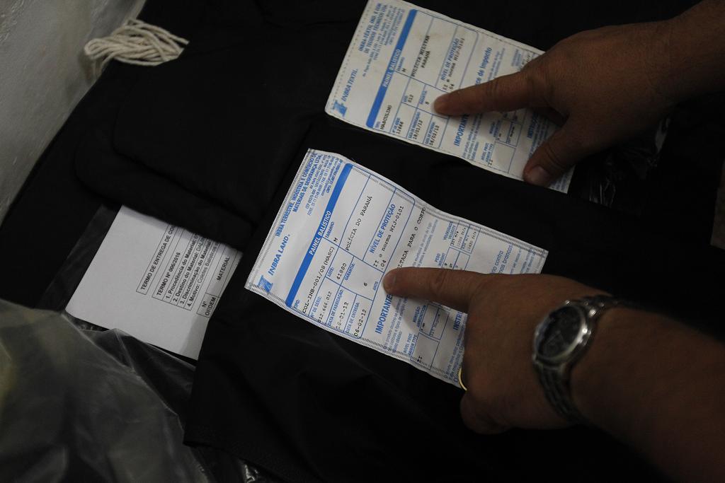 Coletes apreendidos tinham etiqueta substituída, de modo a aumentar em um ano o prazo de validade | Jonathan Campos/Gazeta do Povo