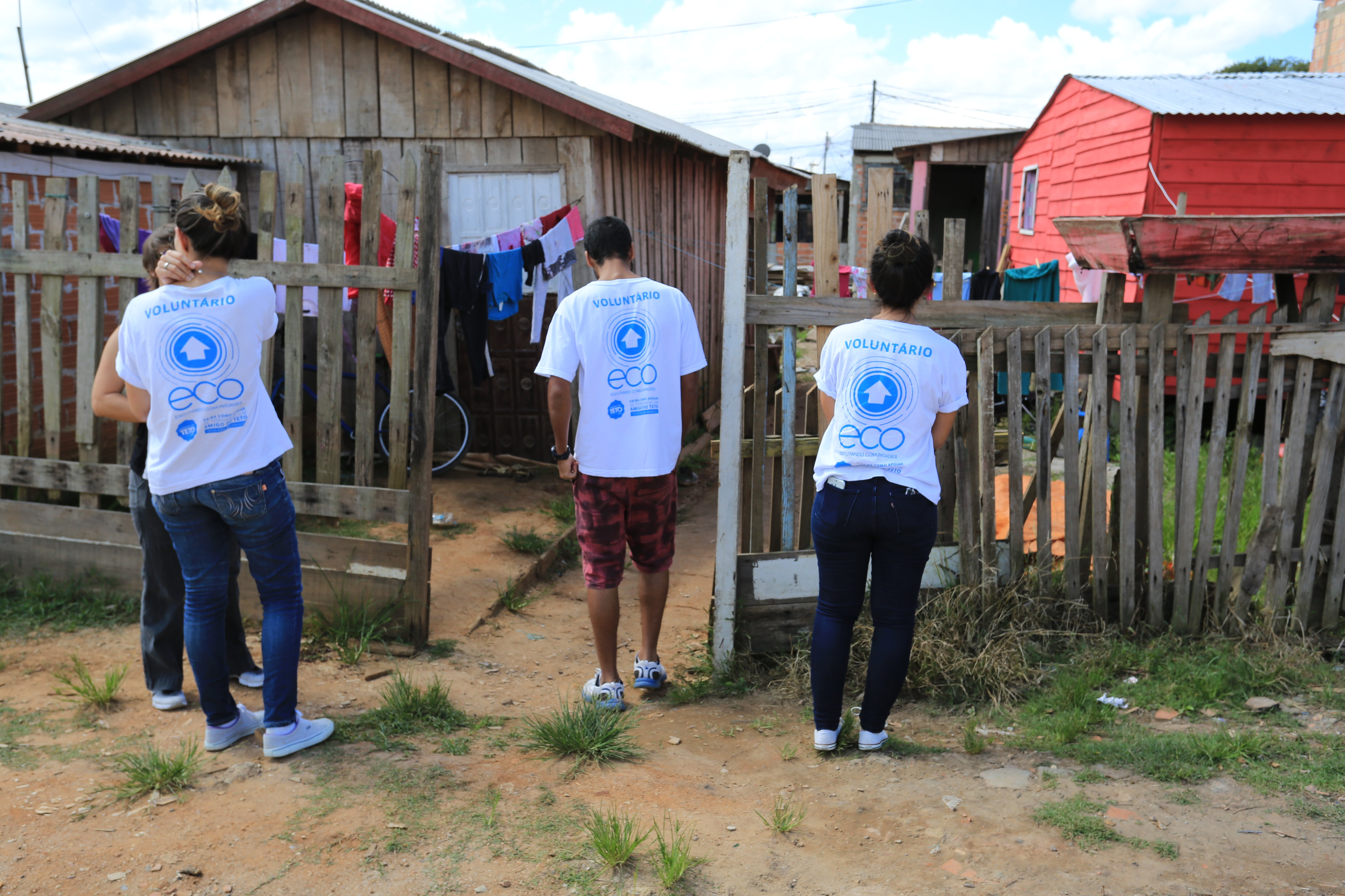 Universitários que participam das atividades da ONG Teto conseguem melhorar a vida de pessoas de baixa renda | Ivonaldo Alexandre/Gazeta do Povo