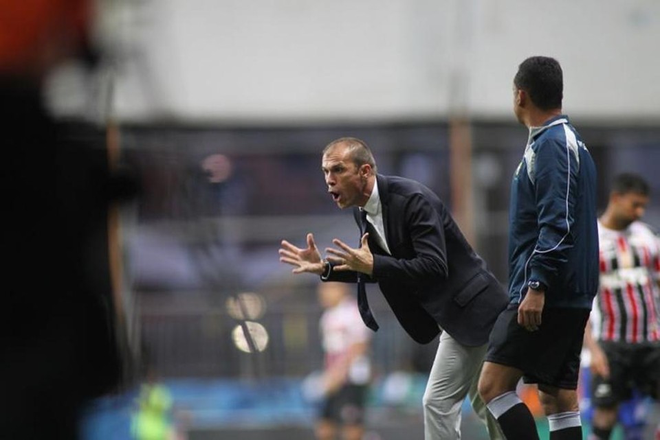 Milton Mendes em ação no comando do Santa Cruz. “Calor do jogo” é a justificativa para a cabeçada. | Antônio Melcop/Divulgação Santa Cruz