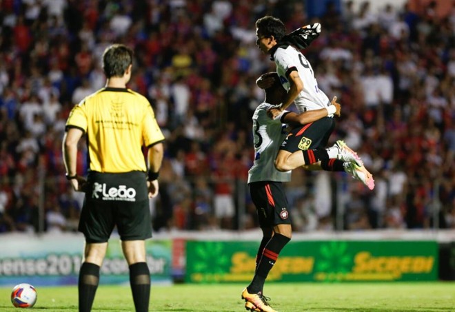 Hernani é abraçado após anotar o pênalti que deu a classificação para o Atlético. | Gazeta do Povo