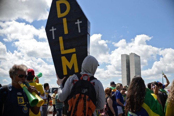 Caixão com o nome da presidente Dilma Rousseff é segurado por manifestante pró-impeachment em Brasília. | ANDRESSA ANHOLETE/AFP