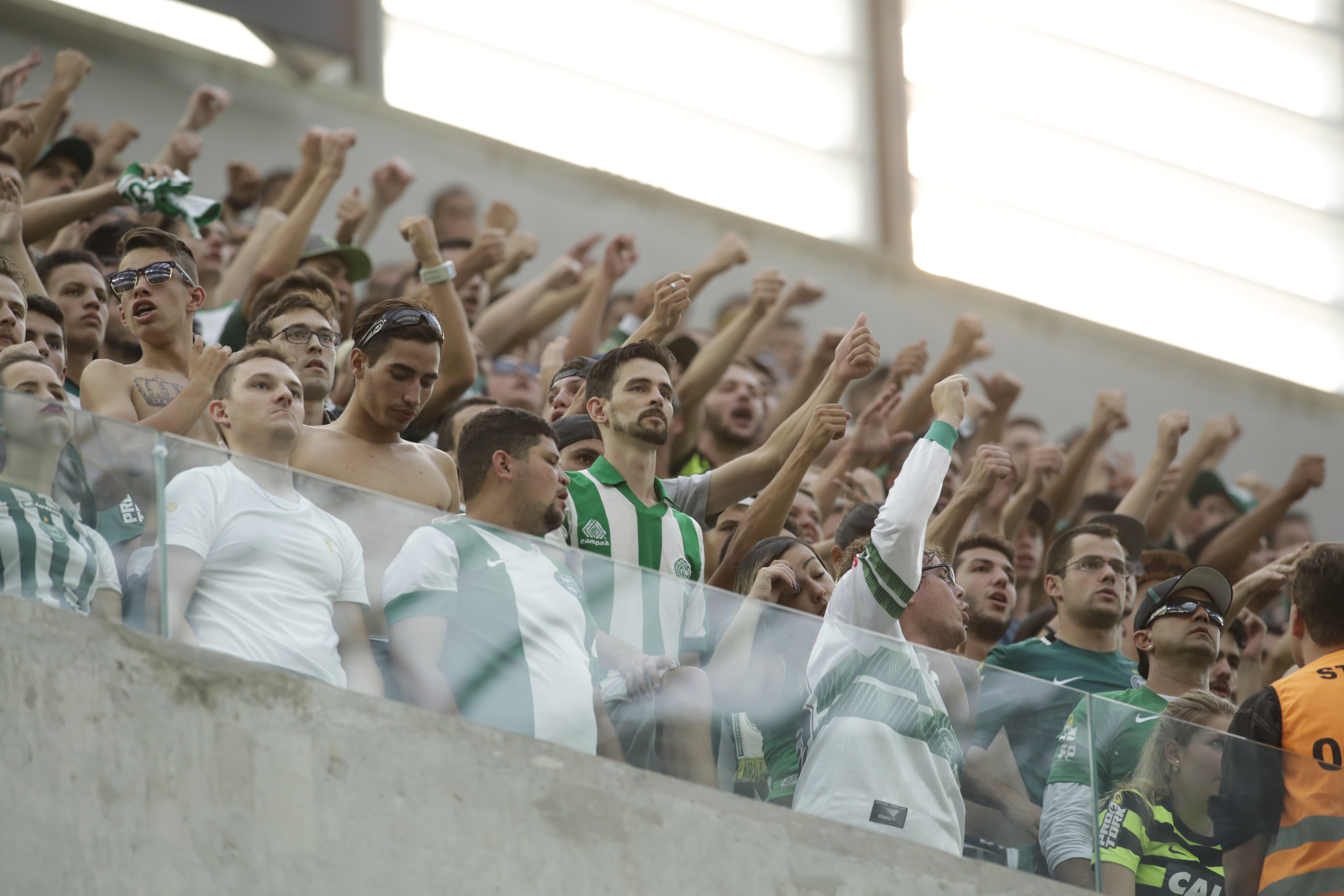 Torcida do Coritiba no último Atletiba realizado na Arena da Baixada | Lineu Filho/Tribuna do Paraná
