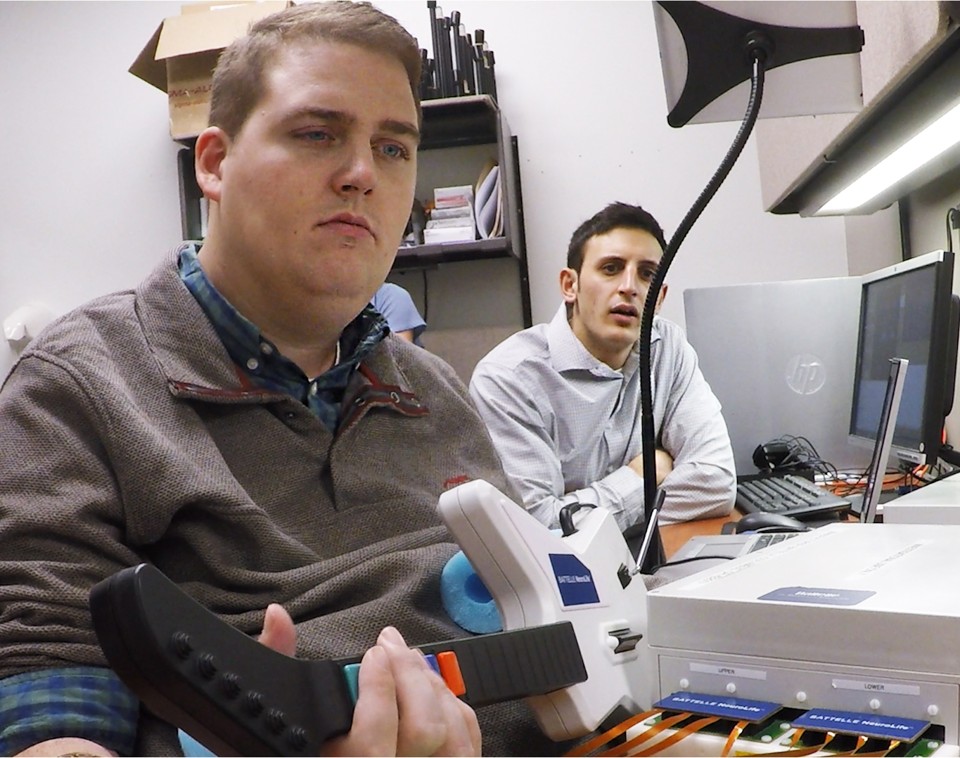 Ian Burkhart toca a guitarra do jogo Guitar Hero como parte de sua terapia para recuperar movimentos | Divulgação/Universidade do Estado de Ohio