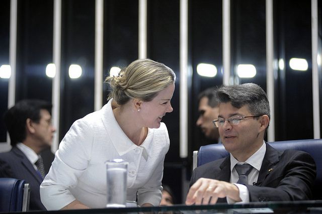 Gleisi com o José Medeiros (PSD-MT): petista é a representante do Paraná na comissão. | Pedro França/Agência Senado