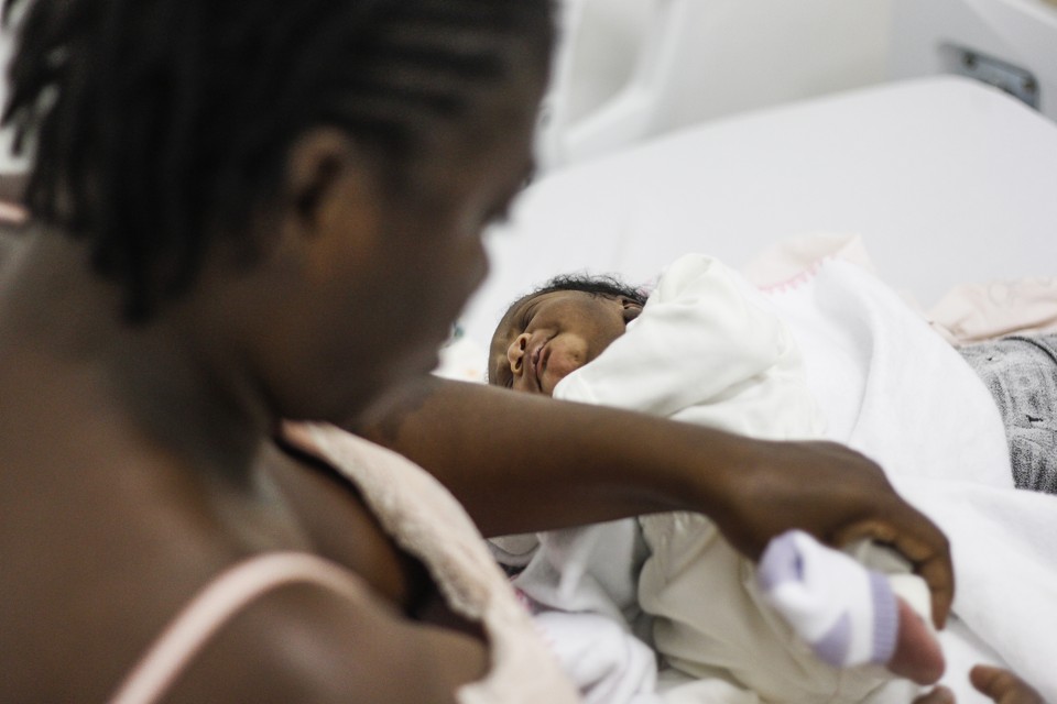 A menina Thainouche Noel, com 3.405 kg e 49 cm, filha do casal de haitianos Marie Carline Noel, de 28 anos, e Charles Noel, também de 28 anos, foi a primeira paranaense nascida em 2016. | Daniel Castellano/Gazeta do Povo