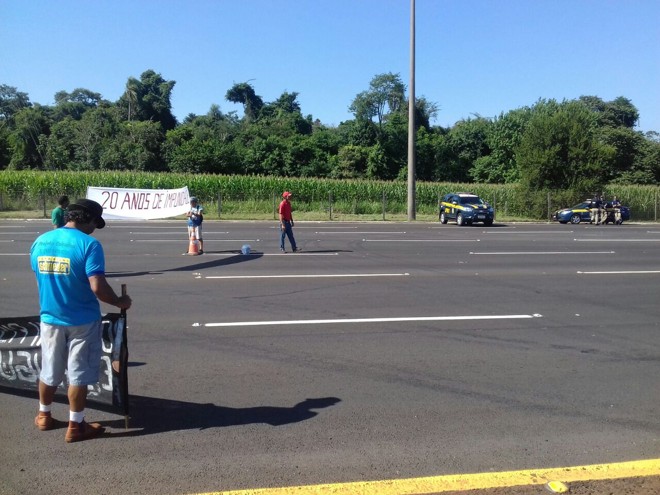 Com interdição total de pista da BR- 277 na praça de pedágio, São Miguel do Iguaçu teve manifestação a favor da cassação de Dilma. | Reprodução/PRF