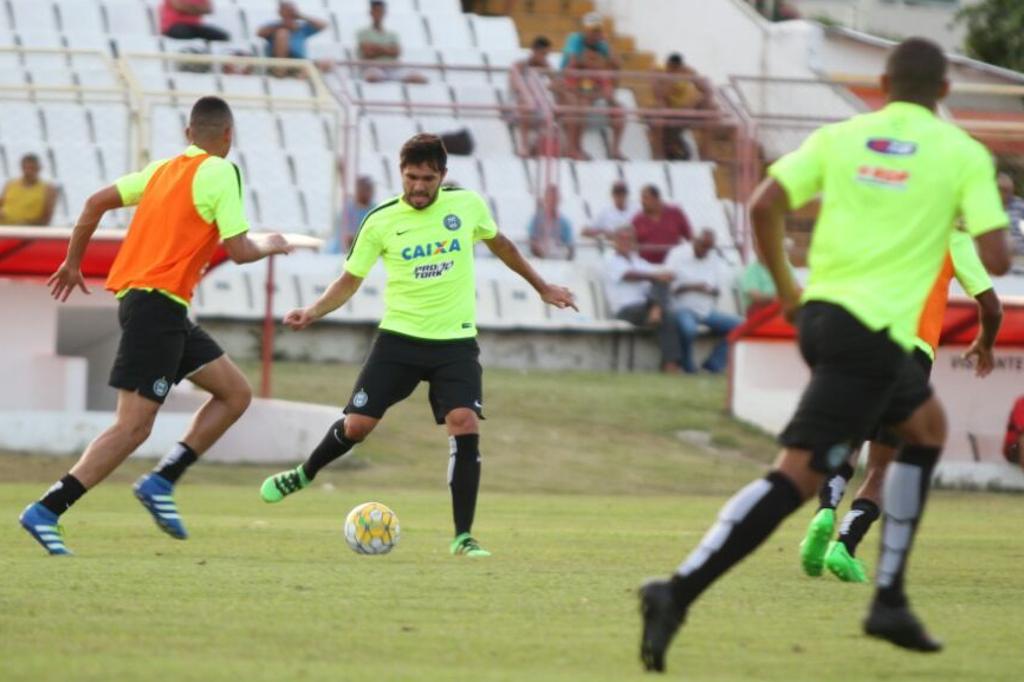 Ortega, com a bola, durante treino do Coxa em Sobral. | Divulgação/Coritiba