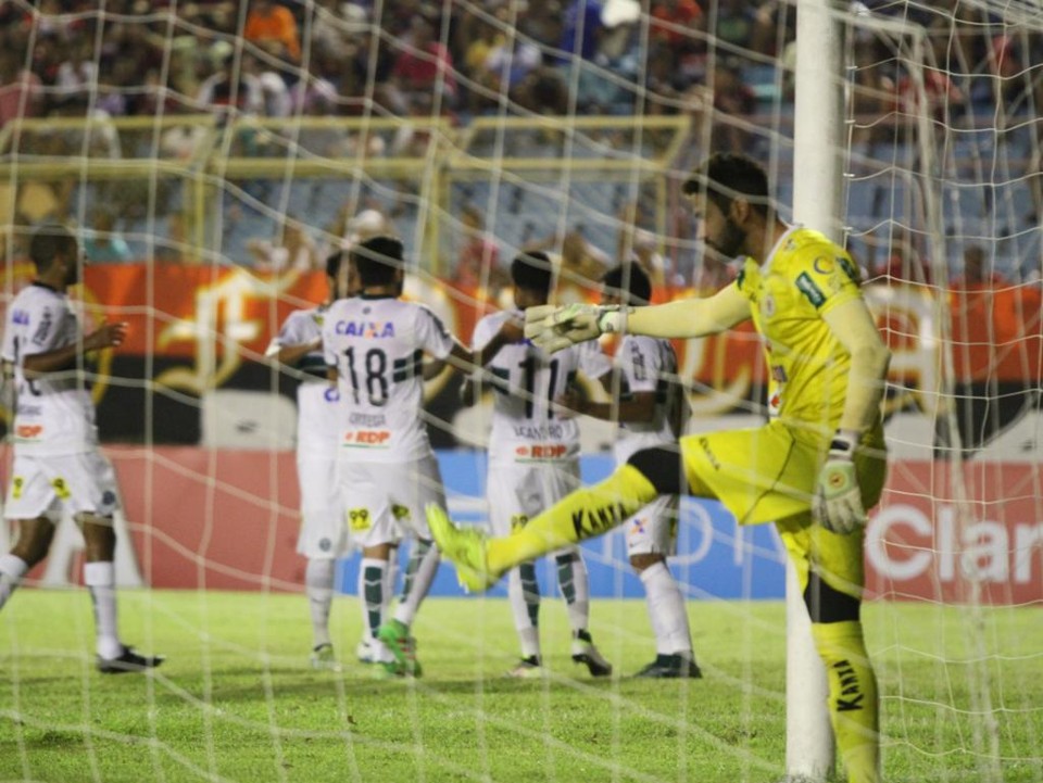 Ortega (18) e Leandro (11) comemoram um dos gols alviverdes ao fundo. Segundo se destacou, mas primeiro deve seguir como titular. | Raphael  Brauhardt/Divulgação Coritiba