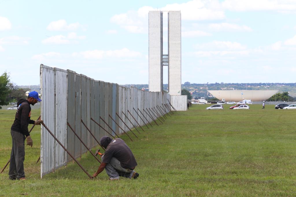 Cerca foi colocada em frente ao Congresso para separar manifestantes com opiniões opostas. | Lula Marques/Agência PT