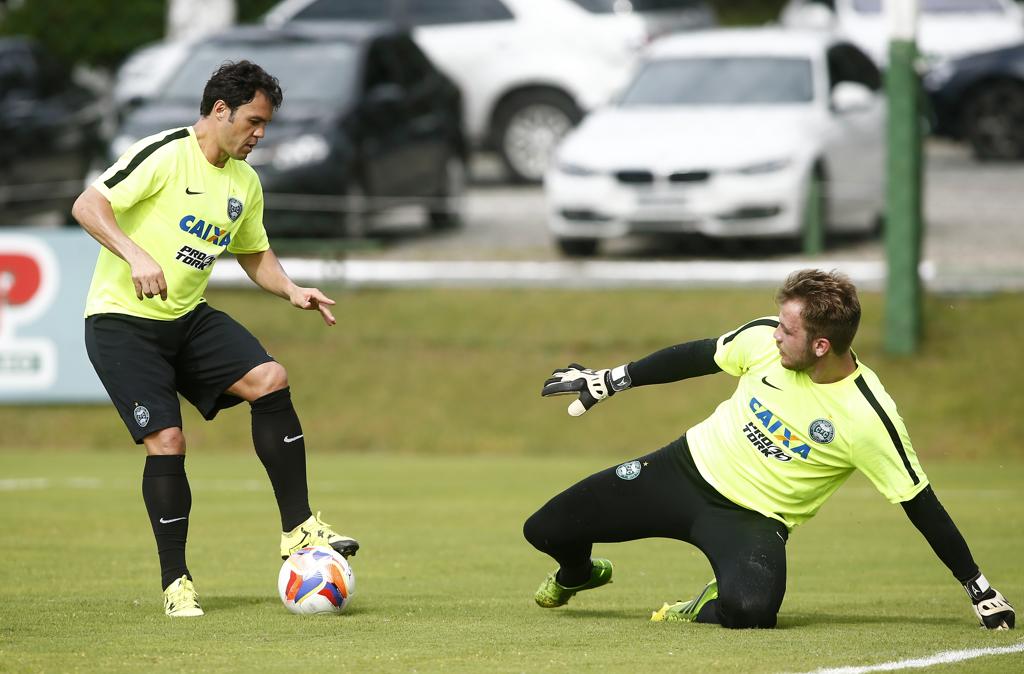 Desde 2012, Kléber (esq) não marcava dez gols em uma mesma temporada. | Hugo Harada/Gazeta do Povo