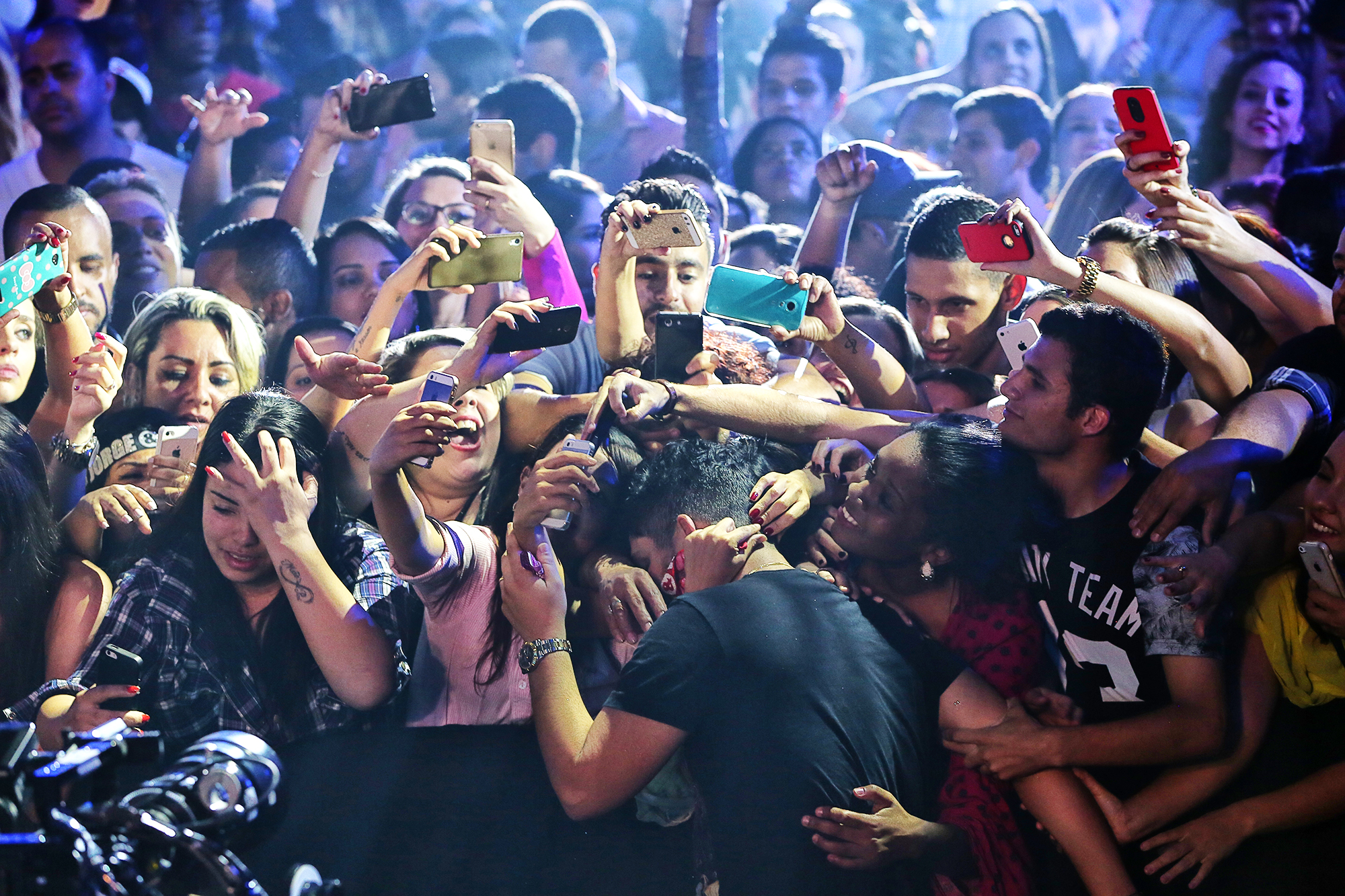 Fãs assediam a dupla durante show: sucesso no carnaval, Jorge e Mateus já incorporaram axé, samba e pop rock às suas músicas, mudando o estilo do sertanejo | Rubens Cerqueira/Divulgação