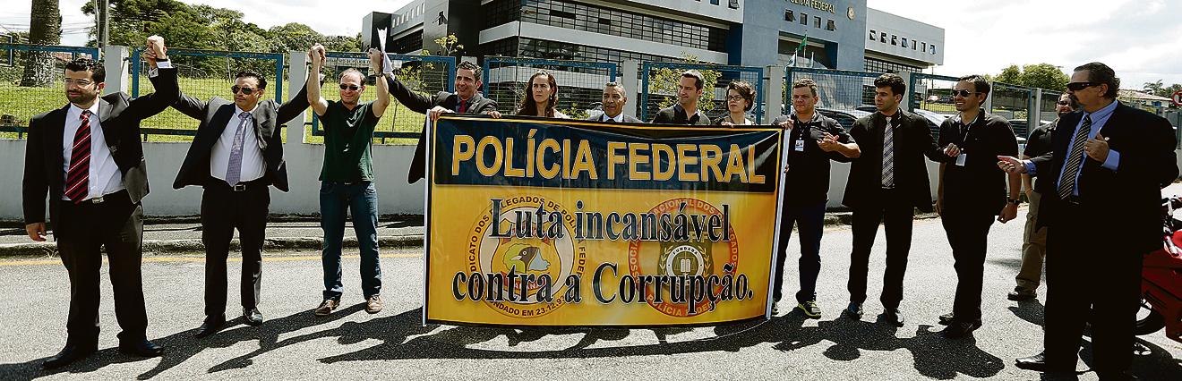 Policiais federais se manifestam na frente da PF de Curitiba, que conduz a operação Lava Jato | Henry Milleo/Gazeta