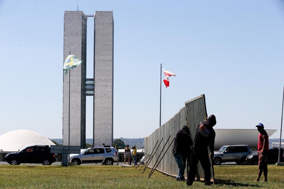Muro está sendo erguido para separar manifestantes em Brasília. | Alan Marques/Folhapress