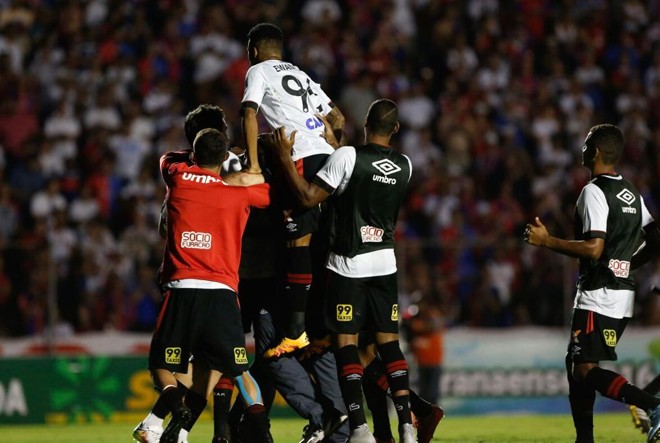 Atleticanos comemoram a classificação para a final do Paranaense. | Henry Milleo/Gazeta do Povo