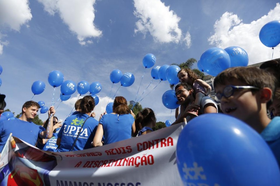Às 15 horas, balões a gás azuis foram soltos pelas famílias, simbolizando os pedidos de acesso à Saúde, Educação e Trabalho por parte de quem tem autismo | Henry Milleo/Gazeta