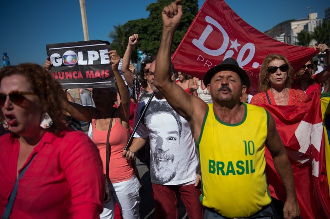 Em Copacabana, manifestantes contrários ao impeachment protestam. | CHRISTOPHE SIMON/AFP