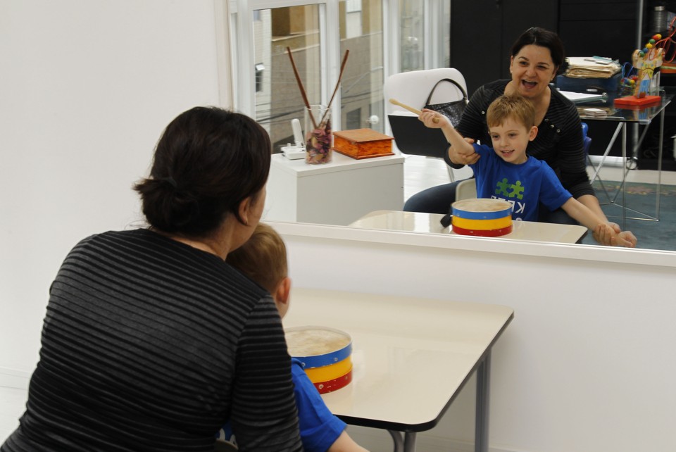 A terapeuta ocupacional Márcia Valiati recomenda trabalhar  com crianças com autismo mantendo sempre o contato visual, como de frente para o espelho | Aniele Nascimento/Gazeta do Povo