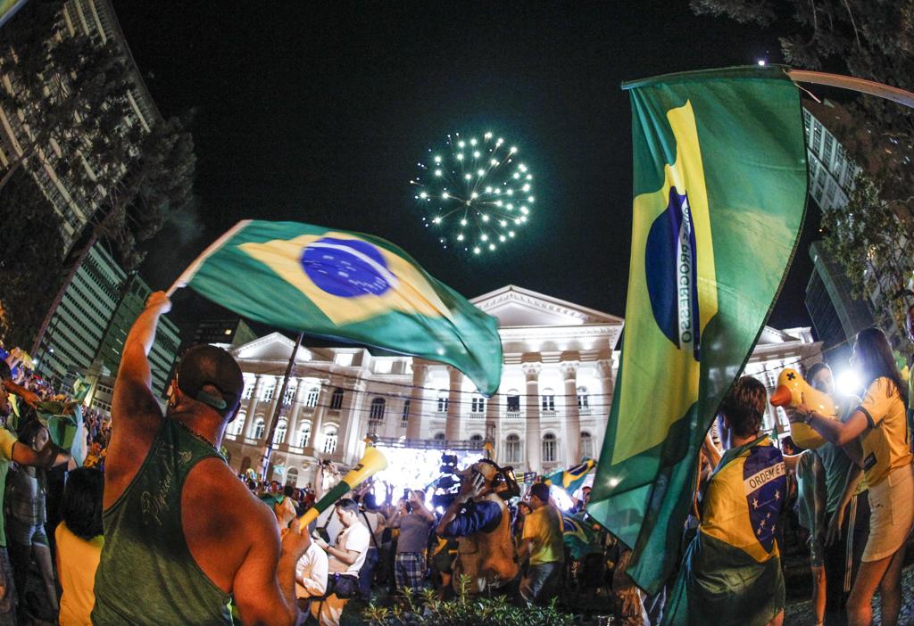Clima de comemoração na Praça Santos Andrade, em Curitiba. | Daniel Castellano/Gazeta do Povo