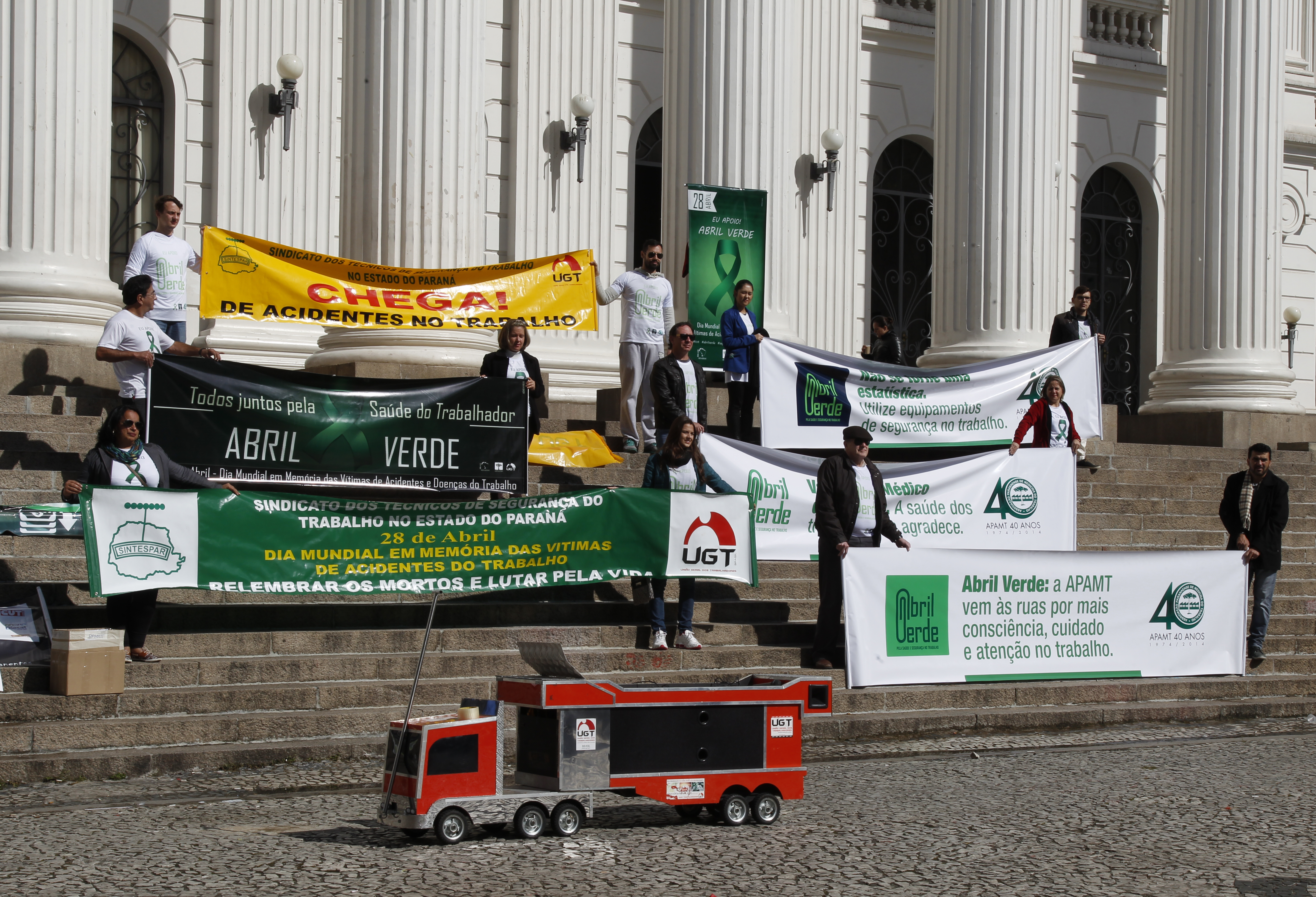 Grupo se concentrou na Praça Santos Andrade e então rumou para a Boca Maldita. | Aniele Nascimento/Gazeta do Povo