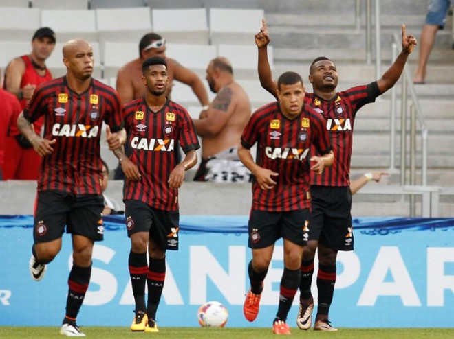 Nikão marcou um golaço na Arena. | Daniel Castellano/Gazeta do Povo