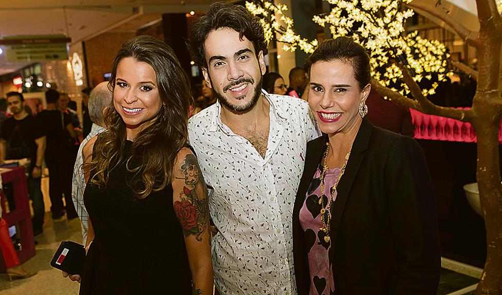 Narcisa Tamborindeguy (à dir.) e Marquinhos Slaviero foram uma das duplas responsáveis pela agitação da quarta edição da Party at The Mall, quinta-feira, no ParkShoppingBarigüi. Com eles, a empresária Tá Barthel, que também dividiu o comando de um dos espaços vips da festa. | Guilherme Puppo