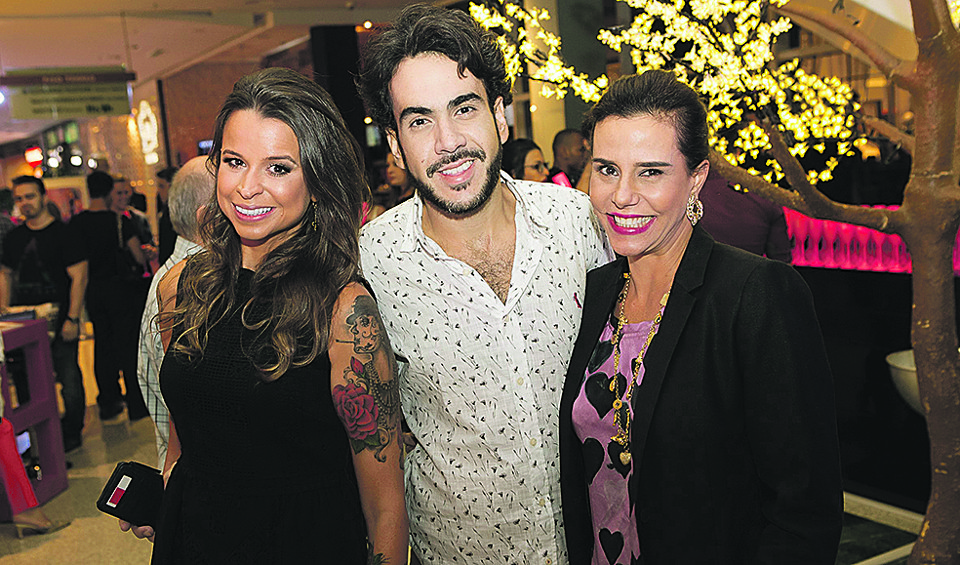 Narcisa Tamborindeguy (à dir.) e Marquinhos Slaviero foram uma das duplas responsáveis pela agitação da quarta edição da Party at The Mall, quinta-feira, no ParkShoppingBarigüi. Com eles, a empresária Tá Barthel, que também dividiu o comando de um dos espaços vips da festa. | Guilherme Puppo
