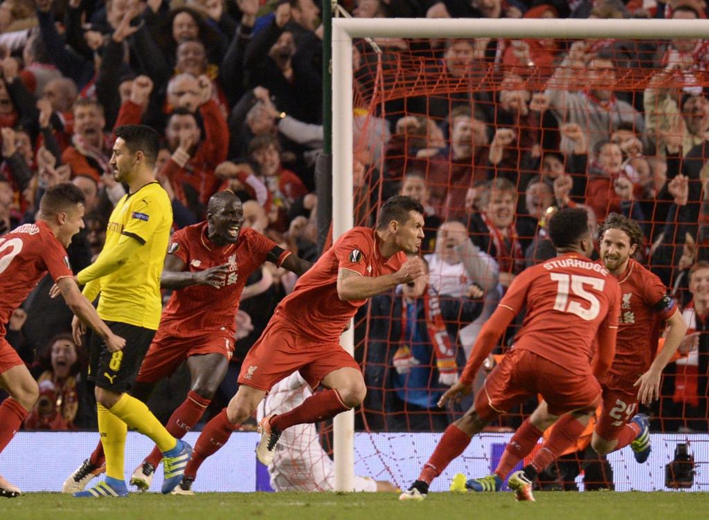 Lovren marca o gol de cabeça e parte para comemorar a classificação espetacular do Liverpool na Liga Europa. | Oli Scarff/AFP
