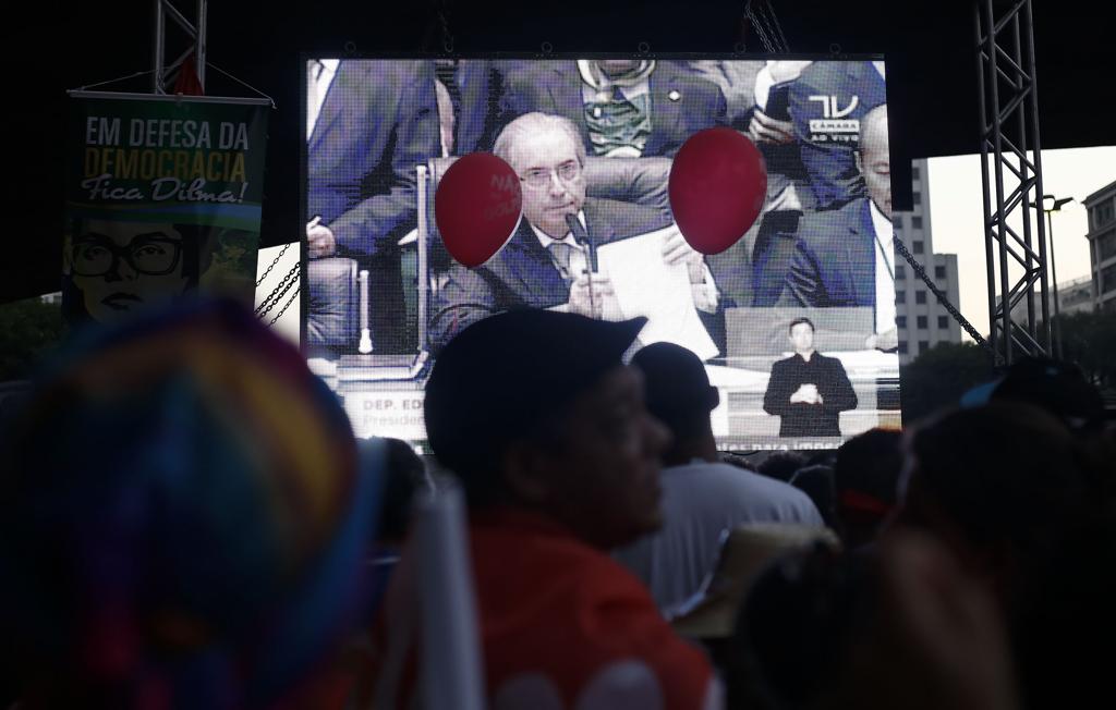 Apoiadores acompanham a votação em São Paulo. | MIGUEL SCHINCARIOL/AFP