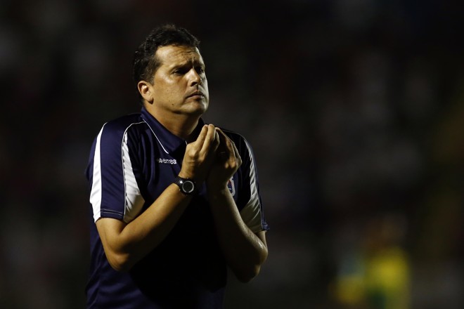 No segundo tempo, o Paraná conseguiu mais um pênalti a seu favor, com Jean derrubado na área. Novamente Lúcio Flávio bateu e não converteu. Acertou a trave, para desespero do técnico Claudinei Oliveira. E da torcida, óbvio. | Albari Rosa/Gazeta do Povo