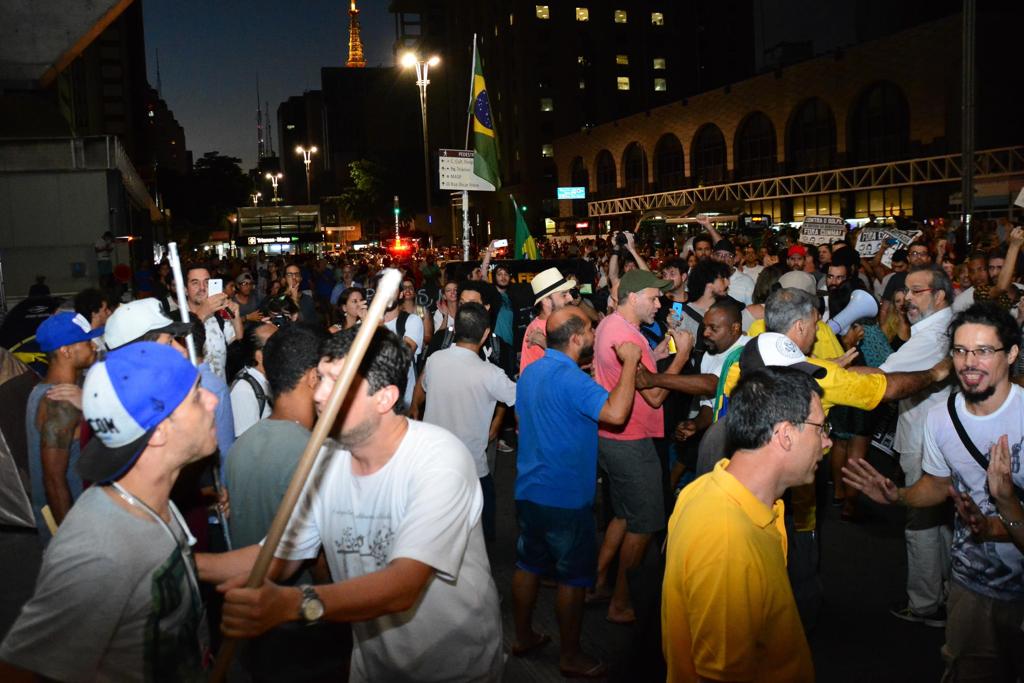 Entre os defensores e opositores do impeachment  em meio ao tumulto, havia pessoas armadas com paus e canos | RONALDO SILVA/ESTADÃO CONTEÚDO