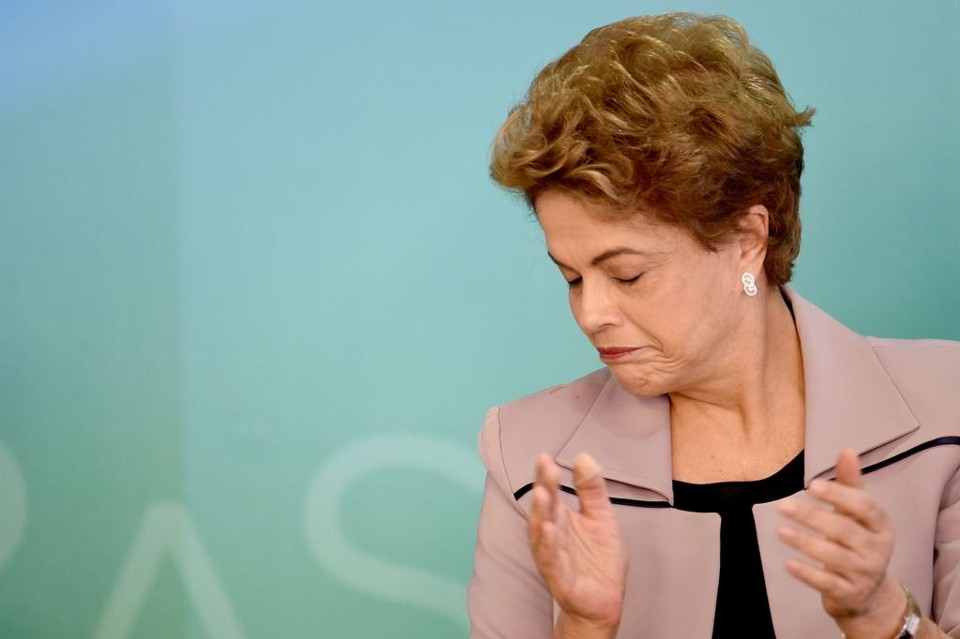 Presidente Dilma Rousseff trabalha para recompor base e evitar o impeachment. | Evaristo SÁ/AFP