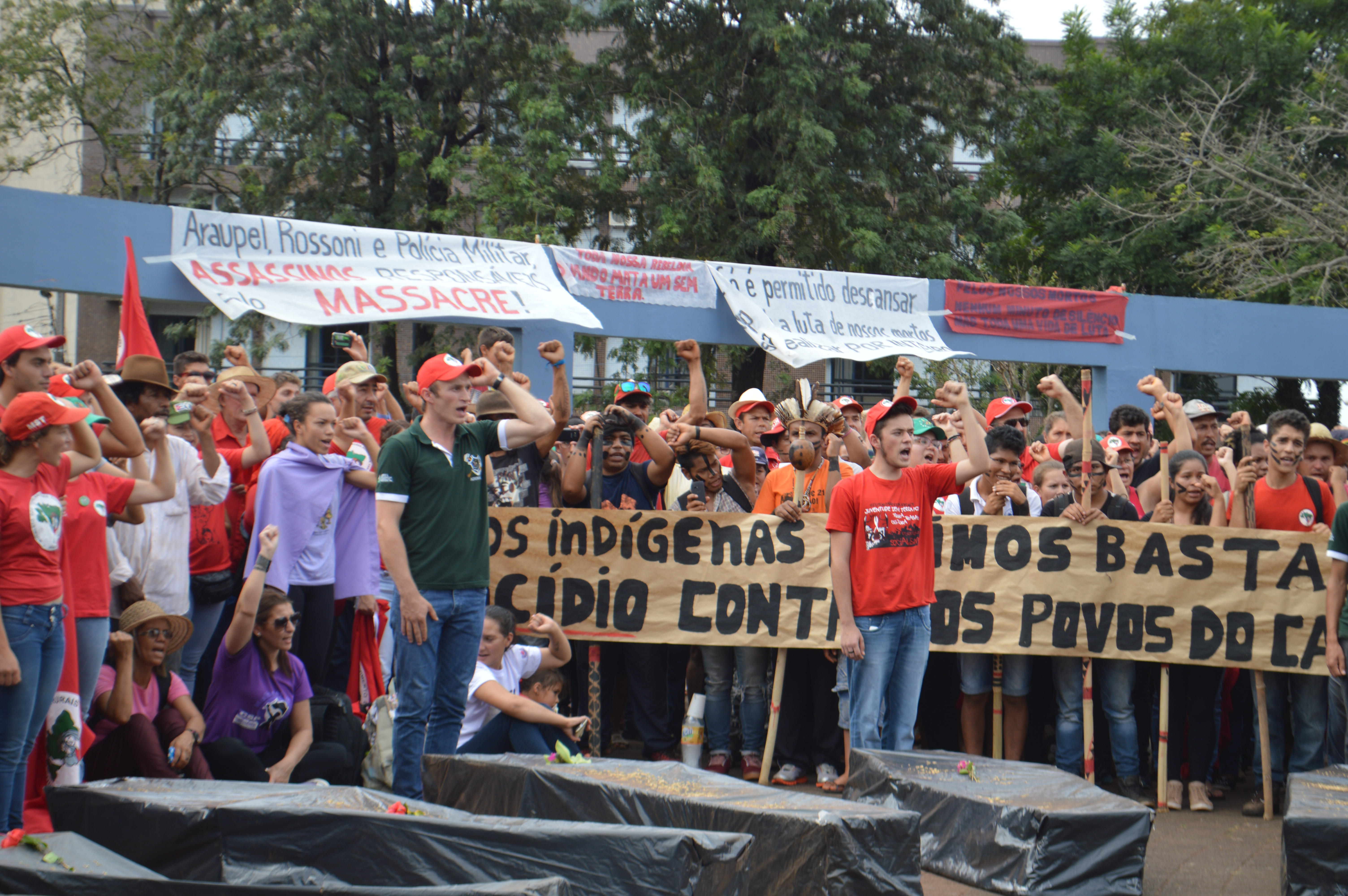 Sem -terra levaram caixões para simbolizar as mortes no campo | Luiz Carlos da Cruz/Especial para a Gazeta do Povo/