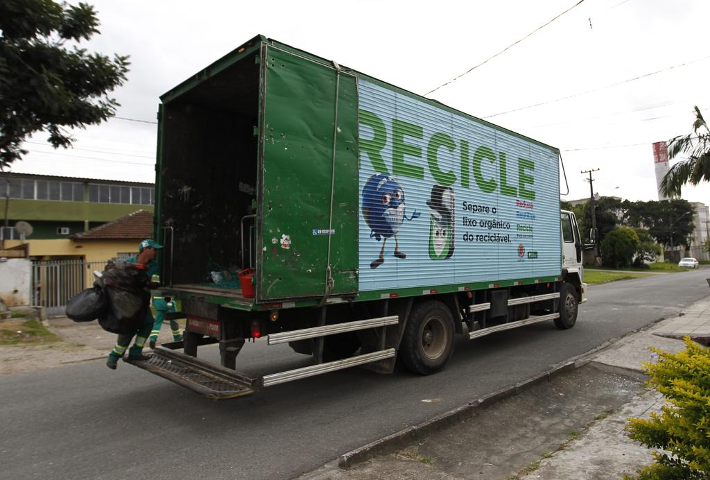 Segundo especialistas, o pagamento variável da coleta de lixo pode incentivar os cidadãos a produzirem menos resíduos. Em Curitiba (foto), mudanças na cobrança do serviço dependem de resultados de um estudo do braço do Banco Mundial | Jonathan Campos/Gazeta do Povo