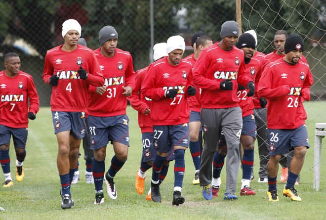 A corrida, além de iniciar o treinamento, serviu para os jogadores se aquecerem nessa quarta-feira. | Aniele Nascimento/Gazeta do Povo