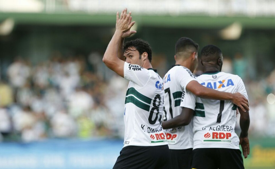 O atacante Kléber abriu o placar, de cabeça, aos 13 minutos do segundo tempo. | Henry Milléo/Gazeta do Povo