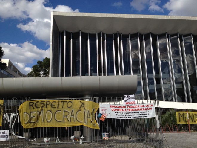 Mesmo sem protestos à tarde, intervenções ainda relembravam os episódios de violência no Centro Cívico nesta semana | Amanda Audi/Gazeta do Povo