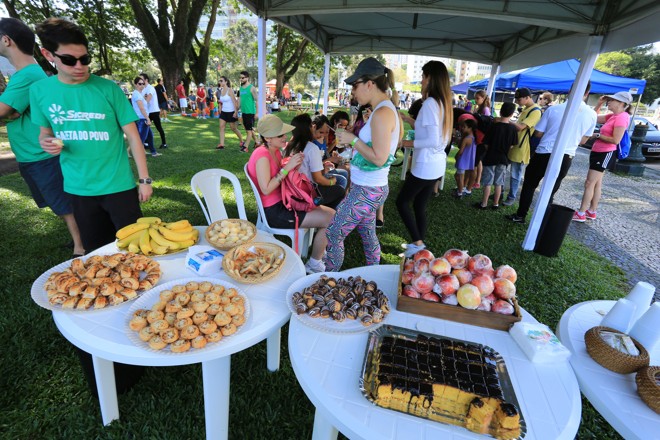Frutas e pães ajudaram a repor as energias. | Ivonaldo Alexandre/Gazeta do Povo