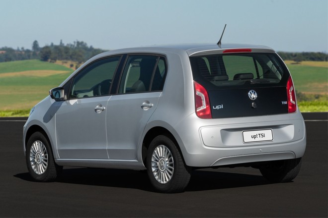 VOLKSWAGEN UP! 1.0 TSI (turbo/ três cilindros). Consumo: 9,6/11,1 km/l (cidade/estrada) com etanol; 13,8/16,1 km/l (cidade/estrada) com gasolina. Potência: 101/ 105 cv (g/e). Câmbio: manual de 5 marchas. Preço: a partir de R$ 46.590. |