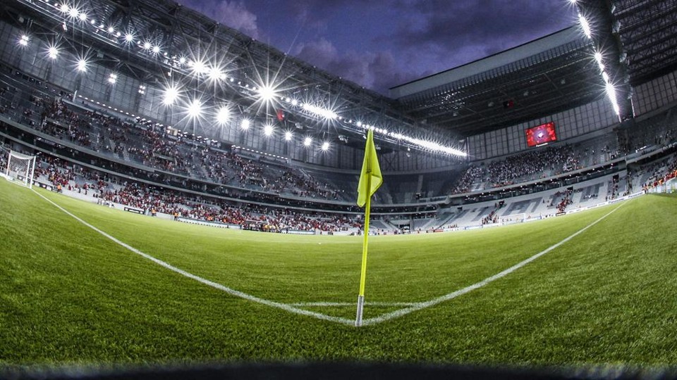 Jogadores do Paraná não conseguiram se adaptar ao gramado artificial da Arena. | Daniel Castellano/Gazeta do Povo