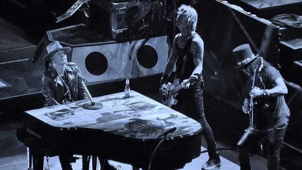 Axl, Duff e Slash juntos no palco | Reprodução Facebook